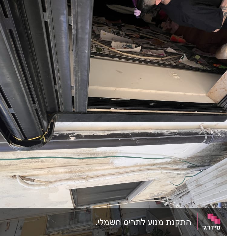 תריסים שחורים מותקנים על קיר חיצוני